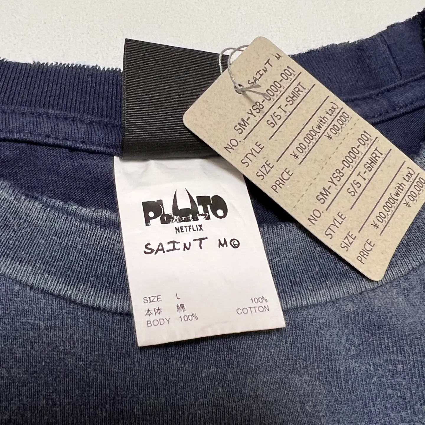 Authentic Unanimity co-branded main mark/co-named wash mark PLUTO x SAINT Mxxxxxx PLUTO SS TEE/Pluto co-branded retro tee Pluto distressed hole short sleeves washed blue S-XL The washing and destruction process has reached the highest peak in the history of the brand. The real thing is quite good. This tee is derived from Osamu Tezuka's landmark masterpiece. Original Uniform cylinder OE yarn fabric